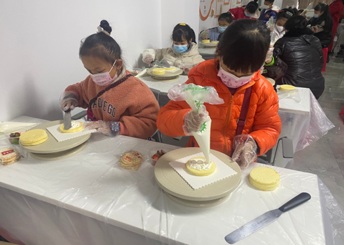 宝年社区开展DIY蛋糕制作活动