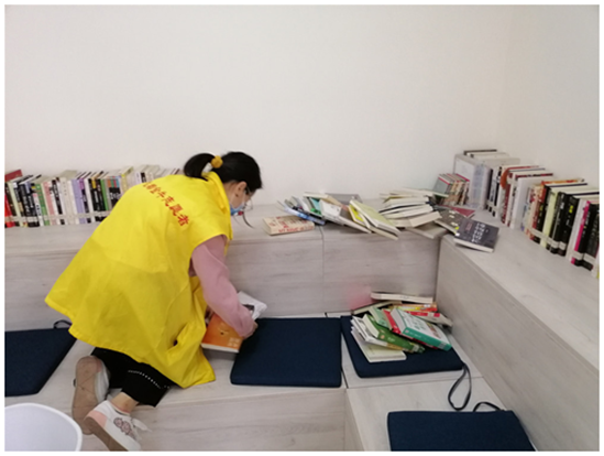 赛云台社区教育工作站开展图书室整理清洁志愿服务活动