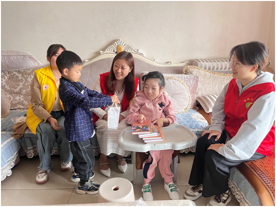 土门社区教育工作站开展“六一关爱残疾儿童•爱心传递情暖童心”活动
